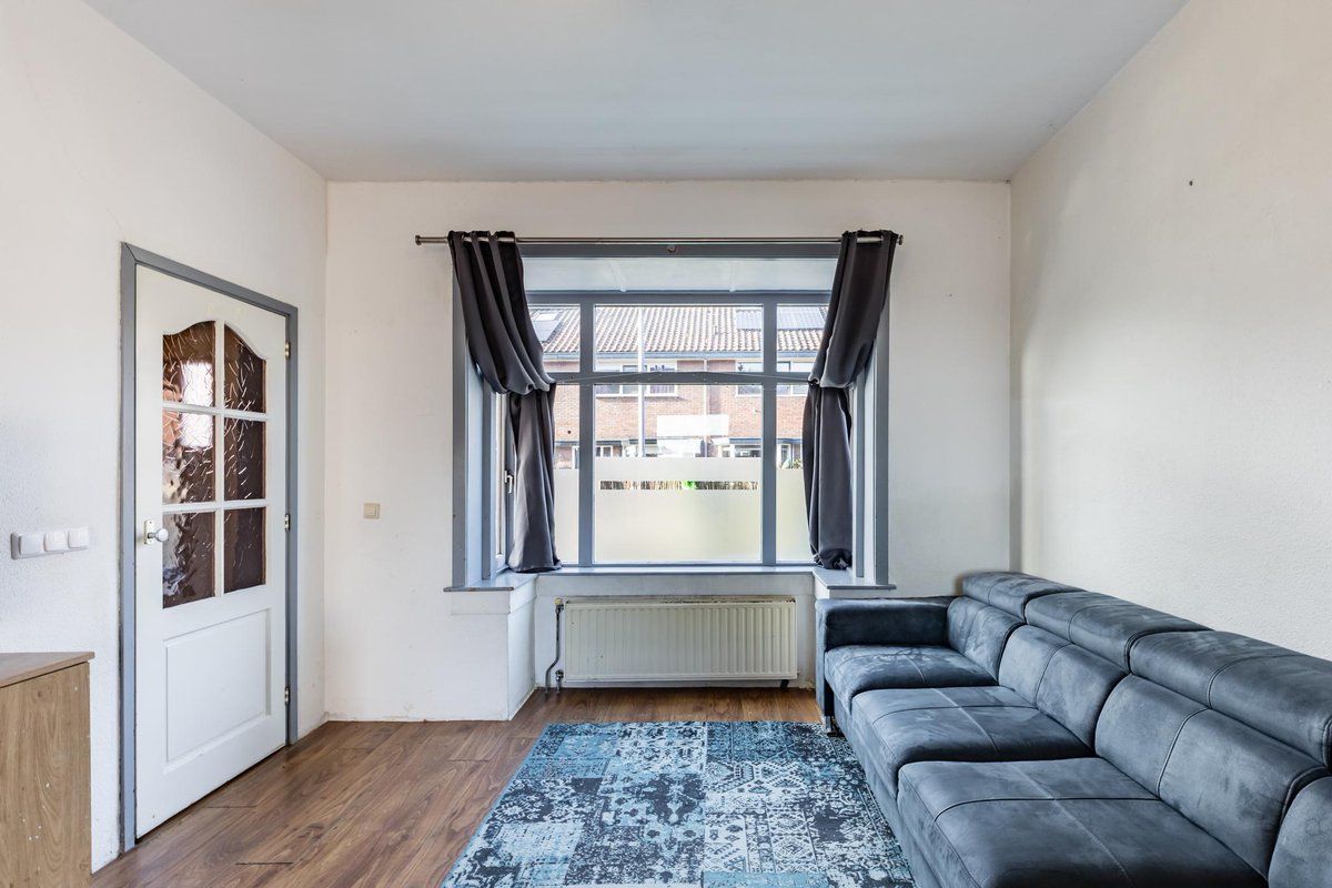 Deze sfeervolle jaren '30 tussenwoning biedt met een woonoppervlakte van 91 m² volop ruimte voor een gezin of stellen die extra kamers willen voor werk of hobby’s. mve.to/OFWnlhGxTF #deBreeMakelaardijZaanstad #TeKoop #KoogaandeZaan