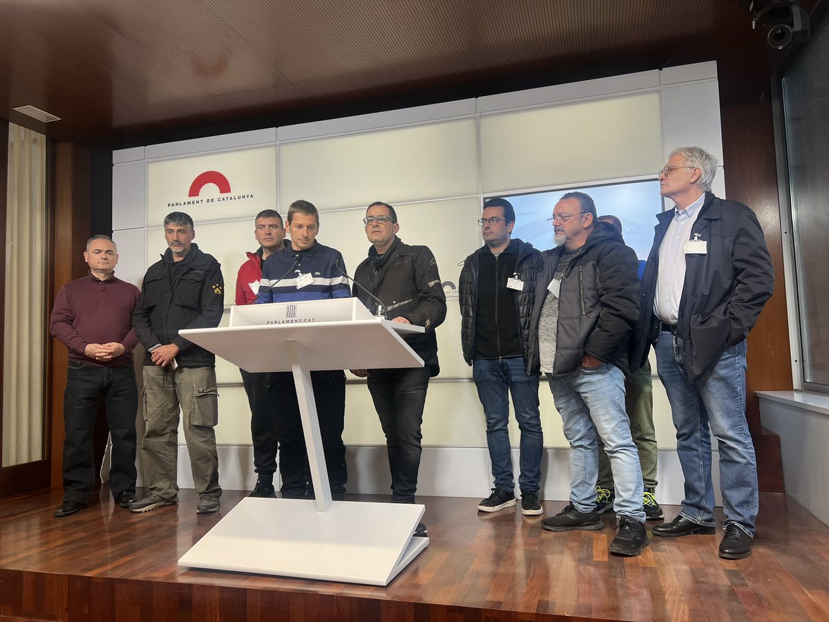 Sara Jaurrieta Guarner (@sjaurrieta) on Twitter photo Avui hem estat reunits parlant amb <a href="/FerranPedret/">Ferran Pedret Santos</a> i <a href="/conchijc/">Conchi Jimenez</a> amb els treballadors de Vidrieria Rovira per abordar la situació del tancament que els han plantejat. <a href="/ccoocatalunya/">CCOO de Catalunya</a> <a href="/ugtcatalunya/">UGT de Catalunya</a> Avui hem estat reunits parlant amb <a href="/FerranPedret/">Ferran Pedret Santos</a> i <a href="/conchijc/">Conchi Jimenez</a> amb els treballadors de Vidrieria Rovira per abordar la situació del tancament que els han plantejat. <a href="/ccoocatalunya/">CCOO de Catalunya</a> <a href="/ugtcatalunya/">UGT de Catalunya</a>