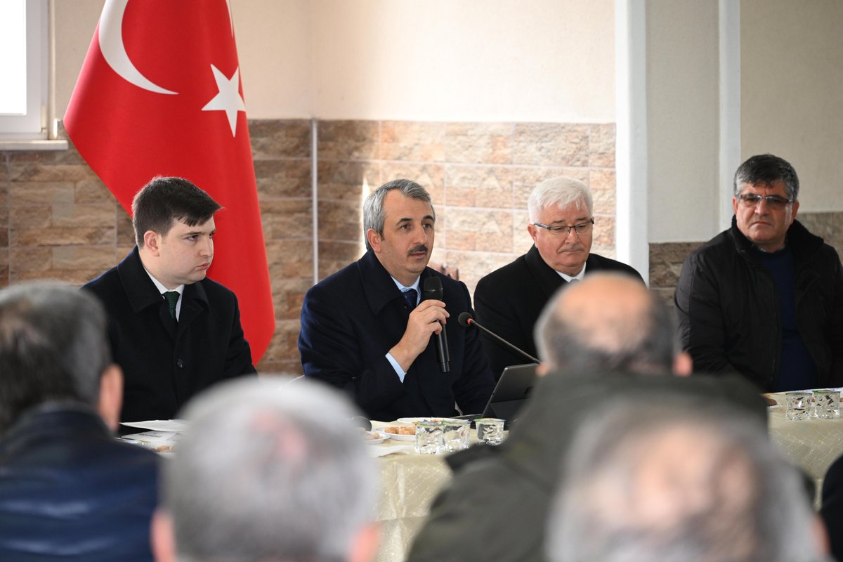 edirne_valiligi's tweet photo. 📍Valimiz Yunus Sezer, Meriç İlçemize bağlı  Kadıdondurma köyümüzde 27 mahalle, köy muhtarı ve vatandaşlarımız ile bir araya geldi. 

▪️Köylerimize yönelik yapılan altyapı-üst yapı çalışmaları, sıcak asfalt çalışmaları, içme suyu, tarımsal sulama ve diğer yatırımlar hakkında değerlendirme ve açıklamalarda bulunan Valimiz Yunus Sezer, vatandaşlarımız ve muhtarlarımızın taleplerini dinledi.