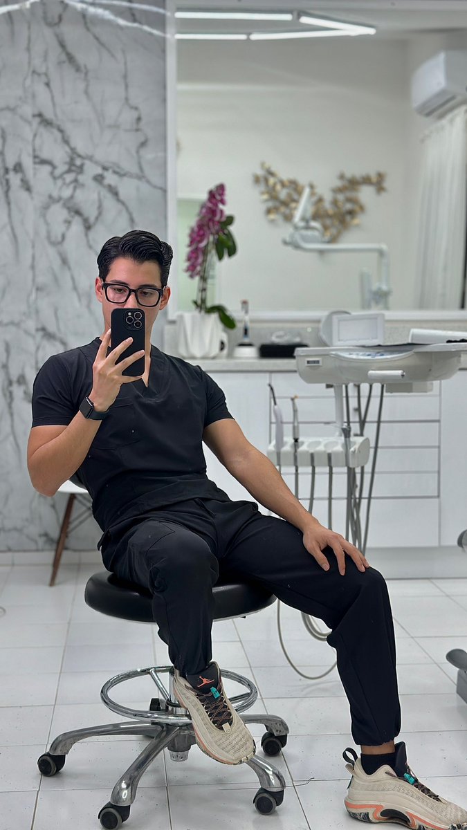 DiegoCruzmg's tweet photo. two pics, one person. https://t.co/NYuoLxvZqs