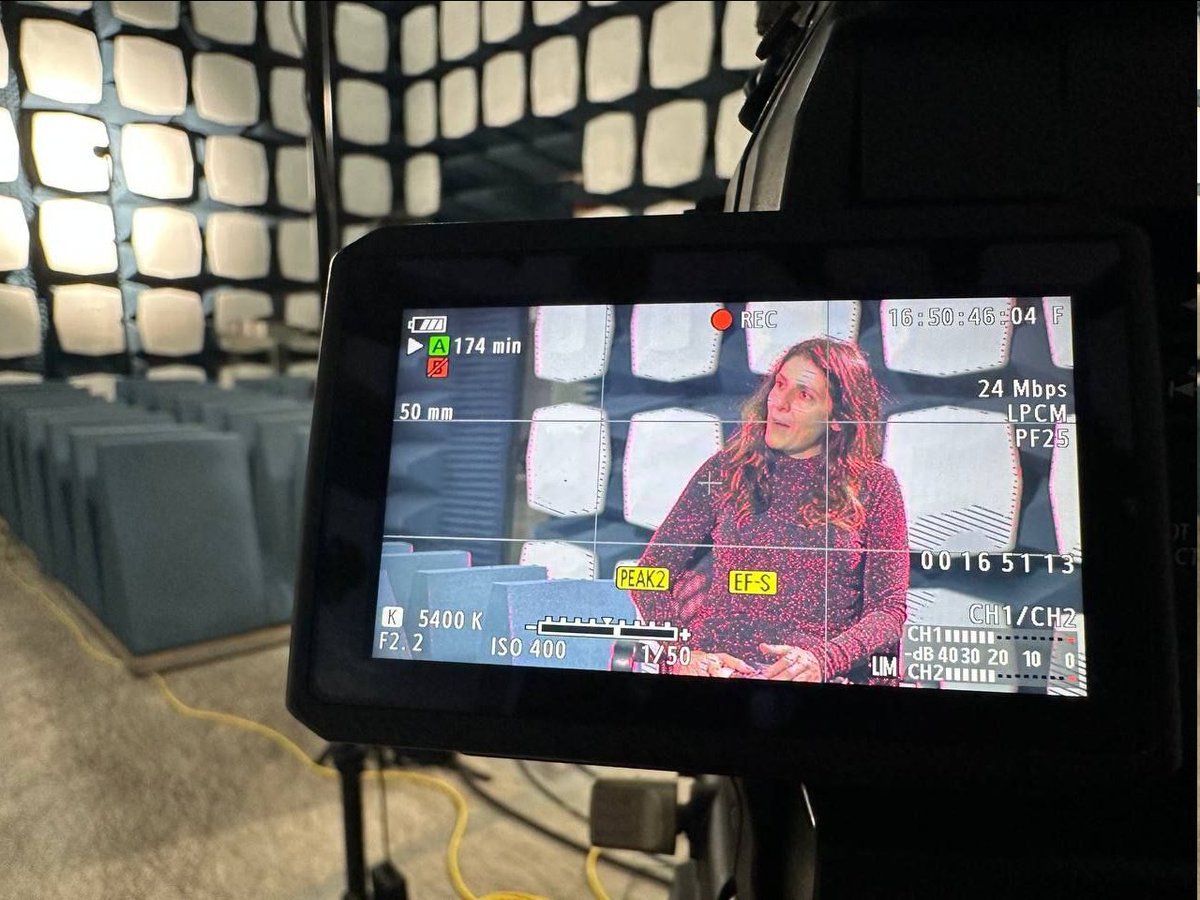 🎙️¿Recuerdan que hace poco grabamos una entrevista en una cámara semianecóica?

Ya está al aire. Es una conversación muy interesante junto a la doctora Gloria Carvalho, eminente científica venezolana. 

Con <a href="/jessicasosaber/">jessica sosa</a>