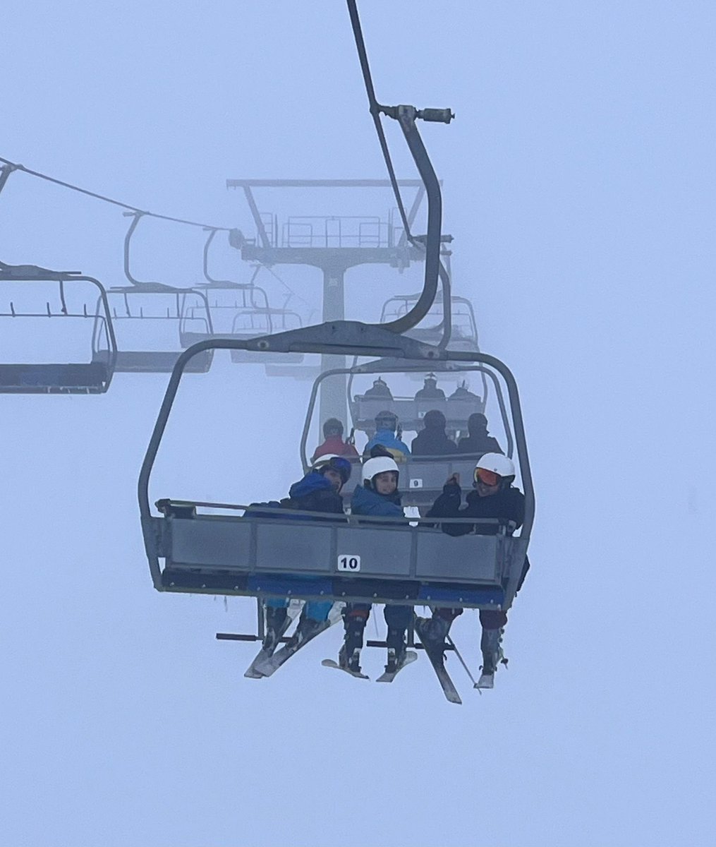tka_outdoor's tweet photo. A snowy day didn’t stop our skiers from flying down the mountain @TheKingstonAca #TKASki https://t.co/SwsvFhcfJn