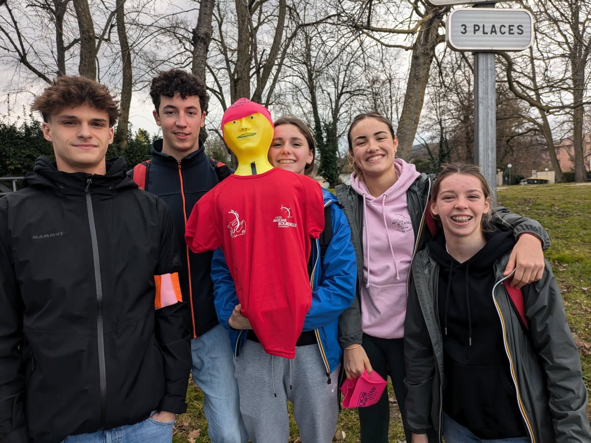 LyceeBourdelle's tweet photo. Bravo à l équipe mixte de nageurs de la #sectionsportive natation🏊 de @LyceeBourdelle composée de Pauline , Emma, Amaury et Thibault  qui finissent 2eme du championnat académique à Pamiers.👌 Merci à leur  jeune officielle zelie  . Les jeunes et les enseignantes rentrent ravis! https://t.co/fcfXK2Dvc3