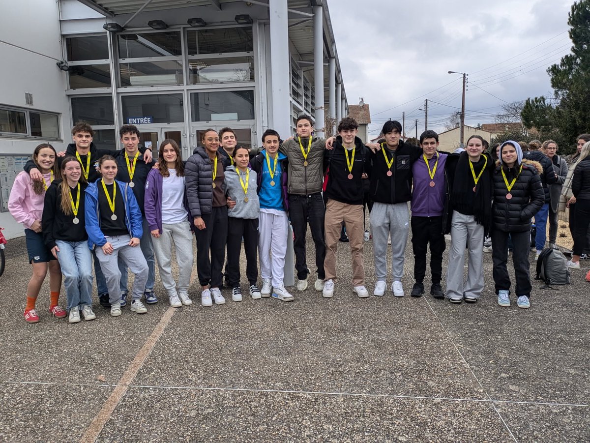 LyceeBourdelle's tweet photo. Bravo à l équipe mixte de nageurs de la #sectionsportive natation🏊 de @LyceeBourdelle composée de Pauline , Emma, Amaury et Thibault  qui finissent 2eme du championnat académique à Pamiers.👌 Merci à leur  jeune officielle zelie  . Les jeunes et les enseignantes rentrent ravis! https://t.co/fcfXK2Dvc3