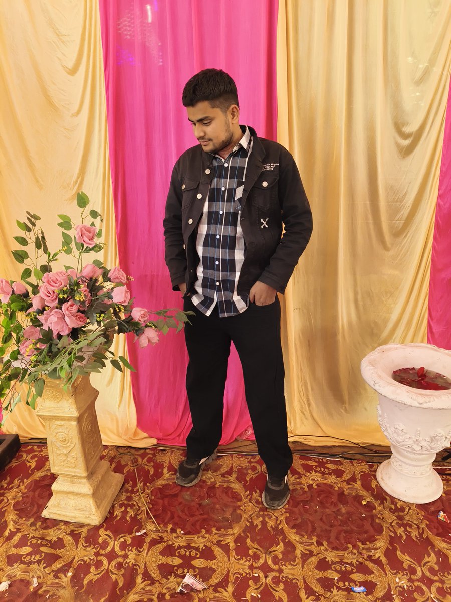 शहर ज़ालिमों का है साहब, जरा संभल कर चलना,
यहां सीने से लगाकर, लोग दिल निकाल लेते है…!