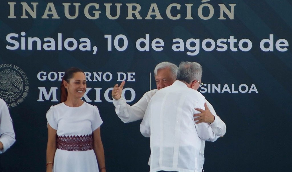 CMATIENZO's tweet photo. Peña Nieto encarceló a 5 gobernadores de su partido. Uno de ellos, Jesús Reyna, acusado de colaborar con el crimen organizado.

Morena no ha tocado a uno solo de los suyos. Rocha, señalado directamente por los capos, es el más infame ejemplo de que hay nuevo pacto de impunidad. https://t.co/viVi990Mvw