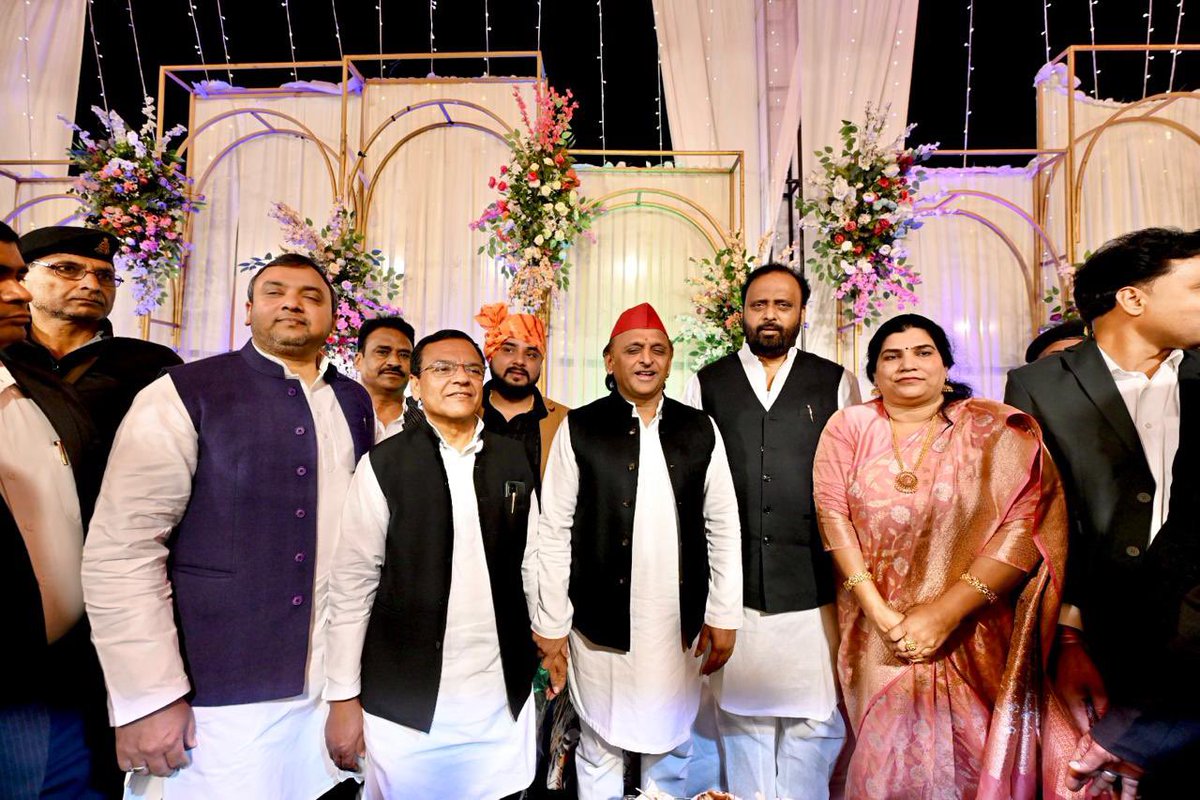 yadavakhilesh's tweet photo. शादी समारोह। https://t.co/uXw9ftvPps