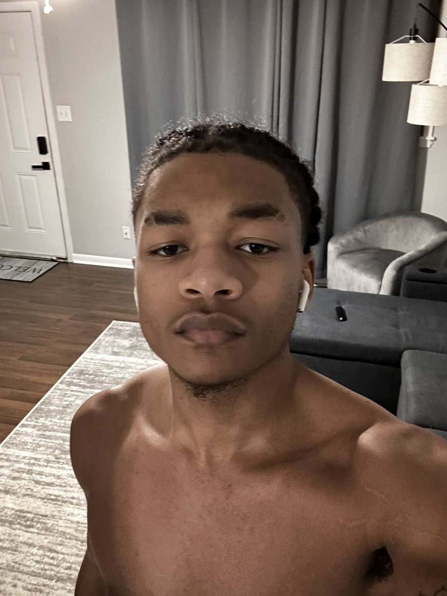 LLushic's tweet image. I’m officially 21 in this mfk 😂🎂 finna go get drunk (I’m staying home)