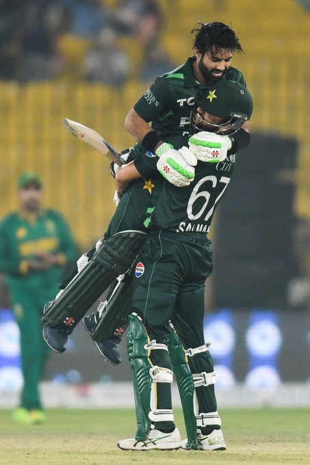 TahiryDr63477's tweet image. Rizwan- Jahan matter bade hotay hain Rizwan Wahan Khaday hotay hain.

He involved 2nd time in big chases.

1. Sri Lanka imposed total of 344 required Pakistan to make history, but Rizwan saw his team home with an outstanding 131* #WC23

2. Against #PAKvSA chasing 353 -122*
