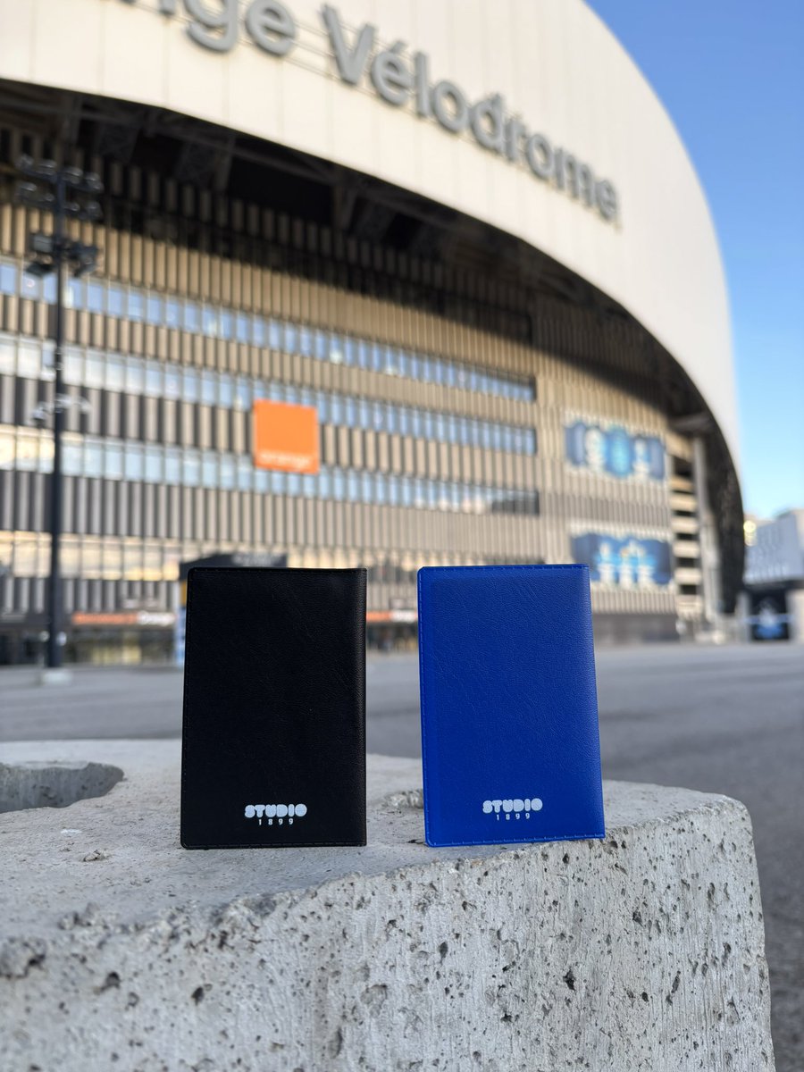 studio1899's tweet photo. 🔵⚪ “Hissez haut les drapeaux” de retour en stock ! ⚫🔵

Les modèles les plus demandés sont de nouveau dispo ! 🔥

💥 Seulement 8 €
🚚 Livraison rapide et Gratuite 🎁

📲 Commandez ici 👉 https://t.co/qr7TVnU4GG

#TeamOM #OM #Marseille #OMASSE https://t.co/cjmmmVvgIO