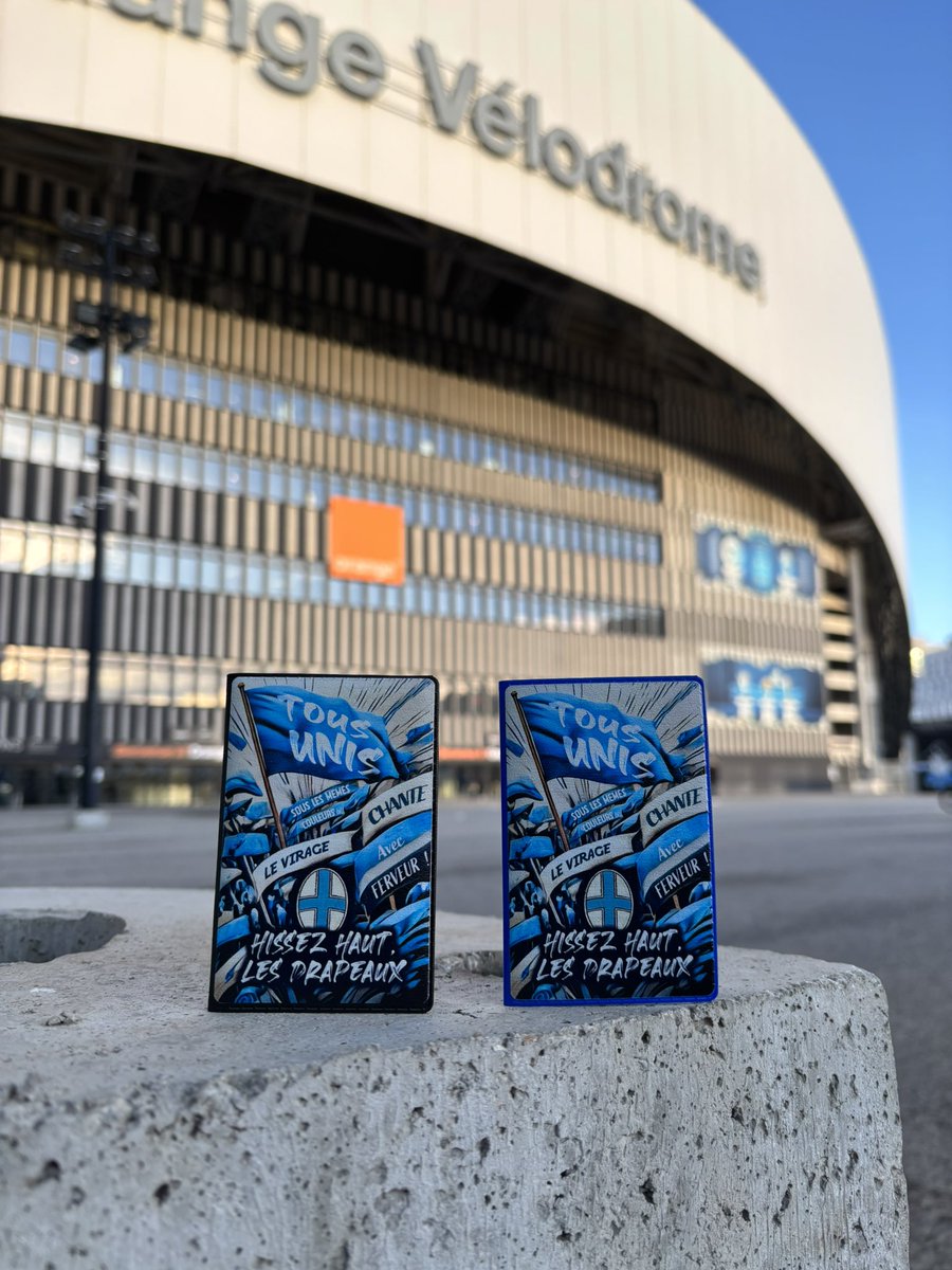 studio1899's tweet photo. 🔵⚪ “Hissez haut les drapeaux” de retour en stock ! ⚫🔵

Les modèles les plus demandés sont de nouveau dispo ! 🔥

💥 Seulement 8 €
🚚 Livraison rapide et Gratuite 🎁

📲 Commandez ici 👉 https://t.co/qr7TVnU4GG

#TeamOM #OM #Marseille #OMASSE https://t.co/cjmmmVvgIO
