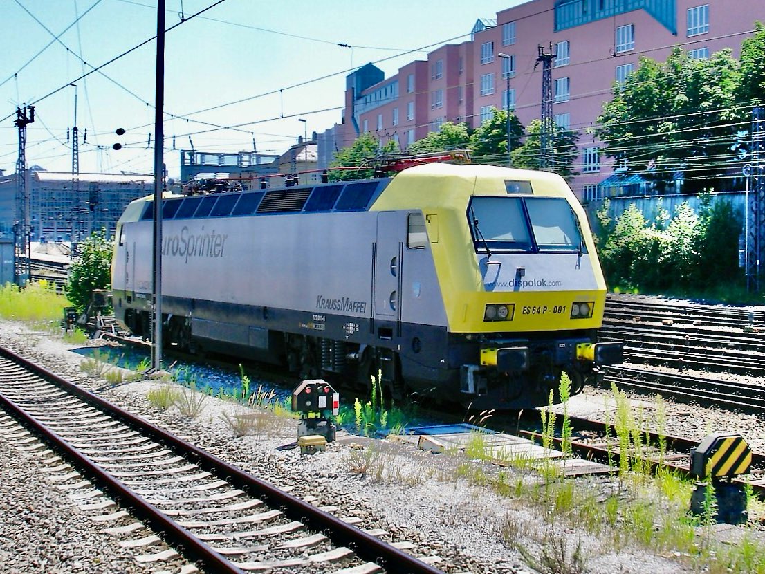 AndreasWiede's tweet photo. Seen at #Munich 🇩🇪 in July 2007 is ES64 P-001, considered being the prototype of the #Siemens ES64 type electrics, ES standing for #EuroSprinter and 64 for 6400 kilowatts power.
Several hundred of these locos were built, i.a. as #ÖBB #Taurus, albeit with a different cab design. https://t.co/Chn3DQECx7