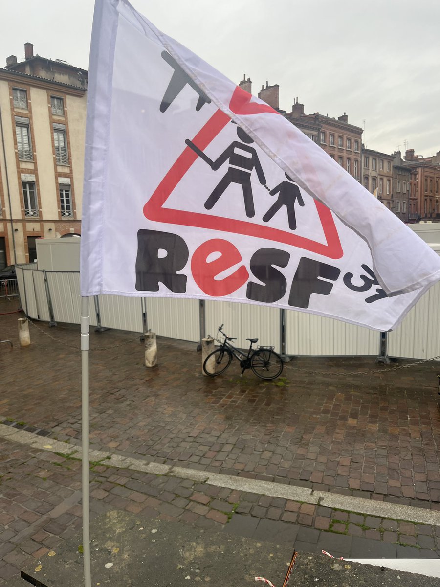 fbriancon's tweet image. 📢 Ce mercredi 12 février, je suis devant la préfecture de #Toulouse aux côtés des familles sans papiers et des collectifs solidaires.
🎓👷‍♂️ On étudie ici, on travaille ici… On doit pouvoir vivre ici !
📍#RESF #Solidarité @Resf31