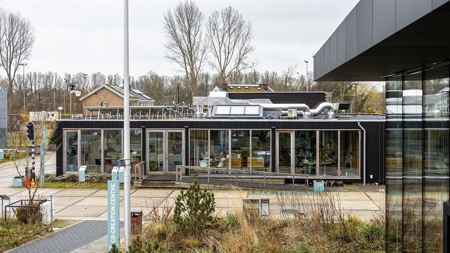 Op het terrein van fieldlab The Green Village van de TU Delft is de vernieuwde proeftuin Office Lab geopend. Hier worden innovaties voor de verduurzaming van kantoorgebouwen getest, zoals biobased gevelpanelen en slimme waterbesparende maatregelen.
h2owaternetwerk.nl/h2o-techniek/v…