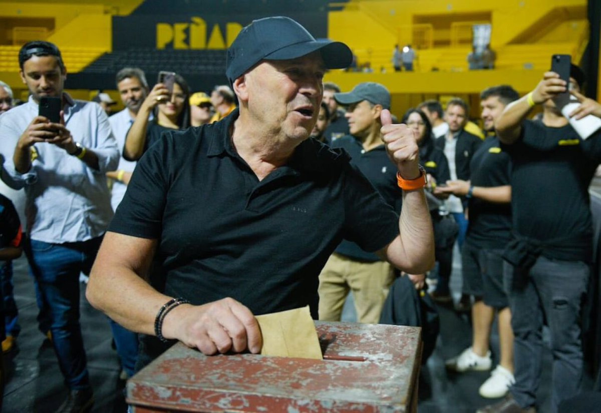 FTrucce18's tweet photo. Ayer en el Consejo Directivo se propuso bajar el precio de las butacas. La votación quedó 5-5, Edgardo Novick (voto 11) se fue antes por un compromiso personal. El voto presidencial vale doble en caso de empate, por ende no se modificará su valor.

Lo hablamos en @padreydecanocom https://t.co/OrFA0LXzB7