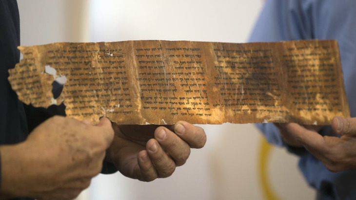 📜 O MISTÉRIO DOS MANUSCRITOS DO MAR MORTO

Em 1947, um jovem beduíno procurava uma cabra perdida quando encontrou uma caverna. Lá, jarros antigos guardavam pergaminhos há mais de 2 mil anos. Uma das maiores descobertas da história.

Vem no 🧵 conhecer essa história!