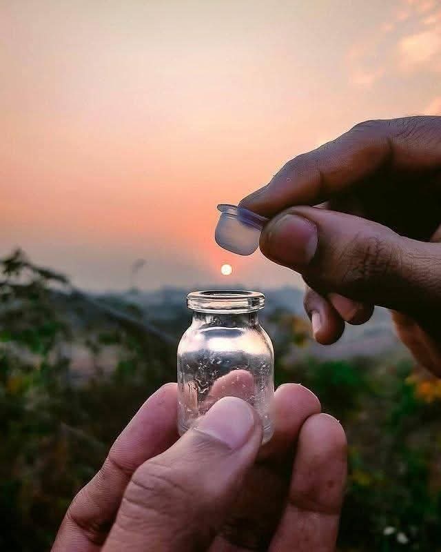 ليس بالتخلي..
إنما بالالتفات إليه دون أن تحمل شعورا..
هكذا يكون التجاوز.