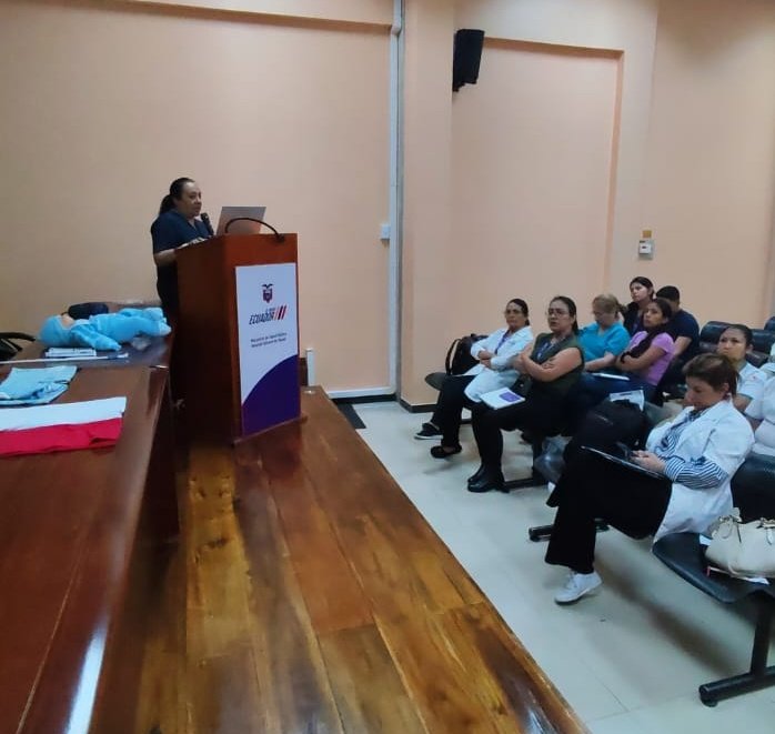 HGeneralMacas's tweet photo. #MoronaSantiago | La Fundación "Madre Canguro" capacita a médicos y enfermeros del @HGeneralMacas 🏥 para fortalecer la implementación del método madre canguro, brindando neuroprotección a los recién nacidos. 👶🏽 #MSPEnTerritorio https://t.co/3ClE4g2968