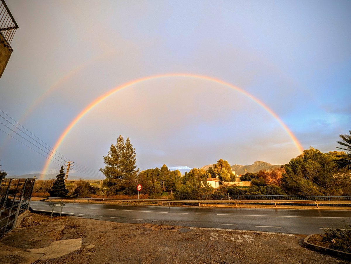 Nelo (@nelosm84) on Twitter photo Lloviendo ahora mismo en Canals. Ya que no podremos fotografiar la luna llena, por lo menos el cielo nos ha dejado este arcoiris doble de regalo 🌈🌈📸.
<a href="/apuntoratge/">À Punt Oratge</a> <a href="/Valencia_WX/">ValènciaWeather⚡️</a> <a href="/Tiempo_Valencia/">☈⚡TiempoValència☔❄</a> <a href="/ElTiempo_tve/">El Tiempo en TVE</a> <a href="/lasextameteo/">La Sexta Meteo</a> <a href="/slaplana_tve/">Silvia Laplana</a> <a href="/oratgenet/">Oratgenet Jordi Payà</a> <a href="/SomosMeteo/">SomosMéteo</a> <a href="/llobiols/">Lluís Obiols</a> Lloviendo ahora mismo en Canals. Ya que no podremos fotografiar la luna llena, por lo menos el cielo nos ha dejado este arcoiris doble de regalo 🌈🌈📸.
<a href="/apuntoratge/">À Punt Oratge</a> <a href="/Valencia_WX/">ValènciaWeather⚡️</a> <a href="/Tiempo_Valencia/">☈⚡TiempoValència☔❄</a> <a href="/ElTiempo_tve/">El Tiempo en TVE</a> <a href="/lasextameteo/">La Sexta Meteo</a> <a href="/slaplana_tve/">Silvia Laplana</a> <a href="/oratgenet/">Oratgenet Jordi Payà</a> <a href="/SomosMeteo/">SomosMéteo</a> <a href="/llobiols/">Lluís Obiols</a>