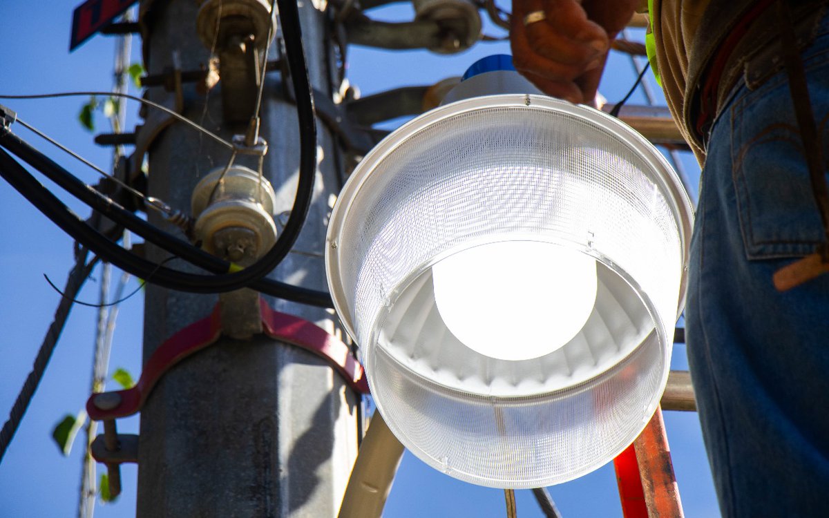 PrensaSSE's tweet photo. Los equipos municipales de San Salvador Este continúan con el programa #LucesDeEsperanza, llevando iluminación a diferentes sectores del municipio para garantizar espacios más seguros y habitables. En esta ocasión, las cuadrillas realizaron la instalación de luminarias en 📍Villa Venecia, Hacienda Prusia, en el Distrito Soyapango, beneficiando a las familias de la zona con calles y espacios públicos mejor iluminados.

Estas acciones forman parte del compromiso de nuestro Alcalde @josemariachicas, por fortalecer la seguridad y el bienestar de los ciudadanos a través de proyectos de modernización del alumbrado público.

#SanSalvadorEste