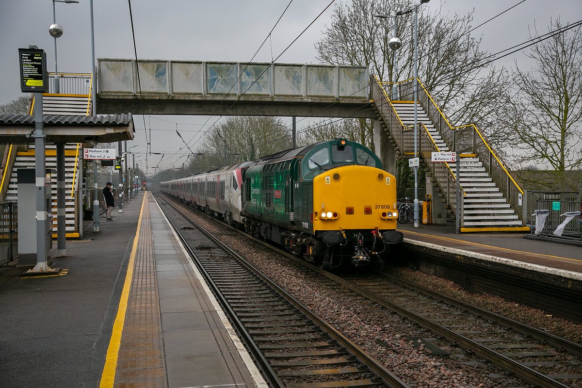 kwpartlow's tweet image. ROG Class 37/6 No.37608 Andromeda at Diss on 12th February 2025 working 5P00 09:45 Broxbourne-Crown Point hauling a failed Stadler Class 745/1 No.745109.#class37 #Diss