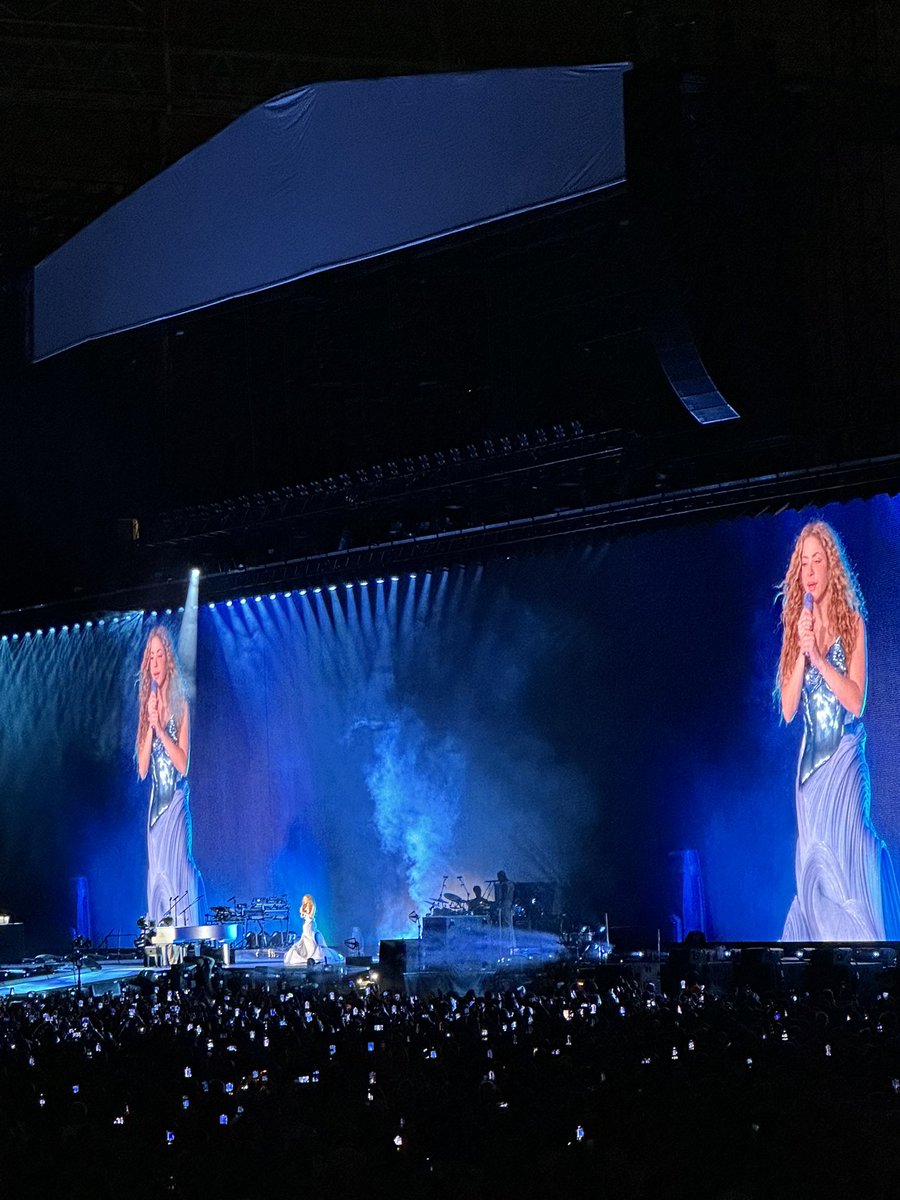 temoop's tweet image. #LMYNLWorldTourRio 
GRACIAS, @shakira. 11/02/2025 ❤️😇