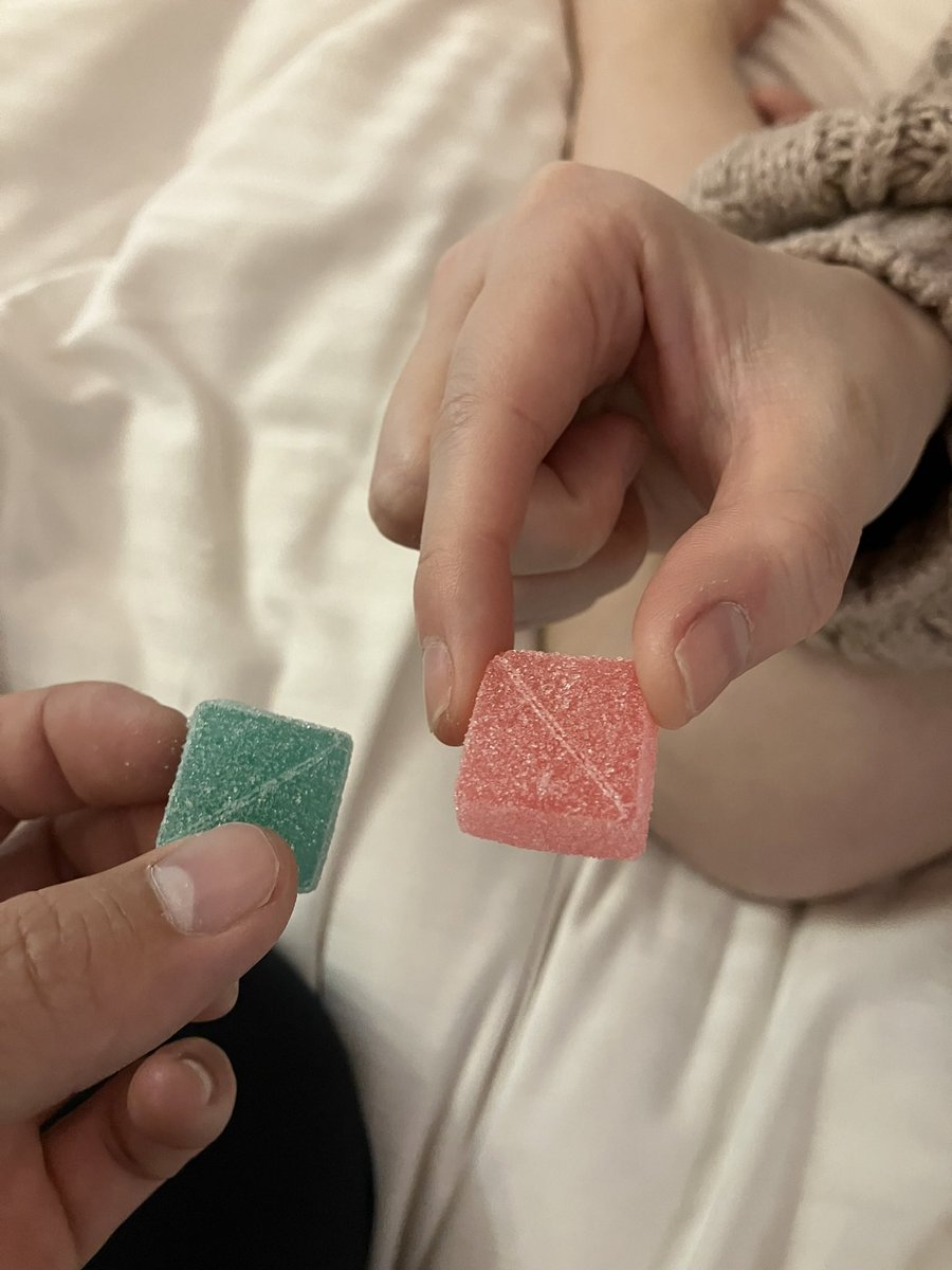 yu758yu's tweet photo. セクスタシー　グミ♡
喫食後1〜2時間くらいでフワフワした感じが🥰

何度も何度もイキまくり🫶
試した方は触れただけでイッちやって良い意味で大変でした🥰

パートナーの乱れた姿が見たい！って方は
是非試してみて✨

クセになっちゃうよ～🫶

 #セクスタシー
 #sextasy https://t.co/AF4m3BVxHt