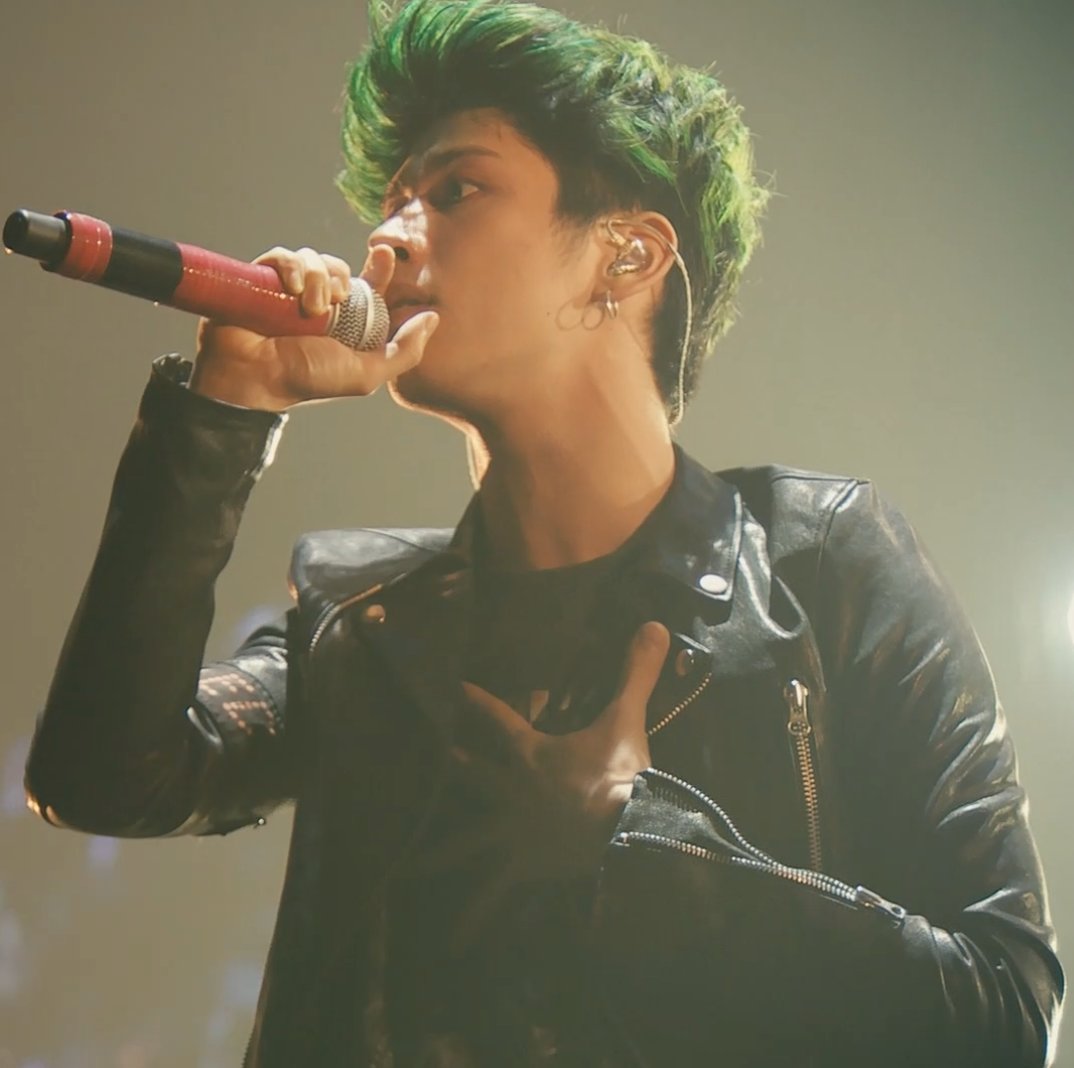 my friend said Taka wore the same jacket as at 35xxxv live. i