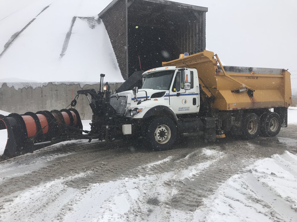 Heavy snowfall is expected later today through tomorrow morning. Our crews are monitoring and ready to keep roads/sidewalks clear and safe for all.❄️

Drive with caution, and please give them plenty of space.

Here's the latest from Environment Canada: ow.ly/nVu850UYMwo