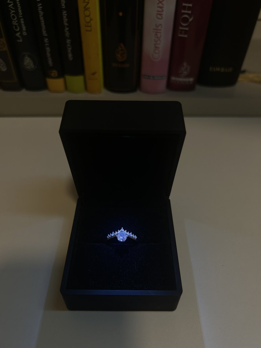 Je vous présente : Yasmine 💍

Ajustable et ornée de zircone cubique, elle conservera sa brillance au fil du temps. ✨

Commandez-la dès maintenant pour être parmi les premières à la porter ! 🌷