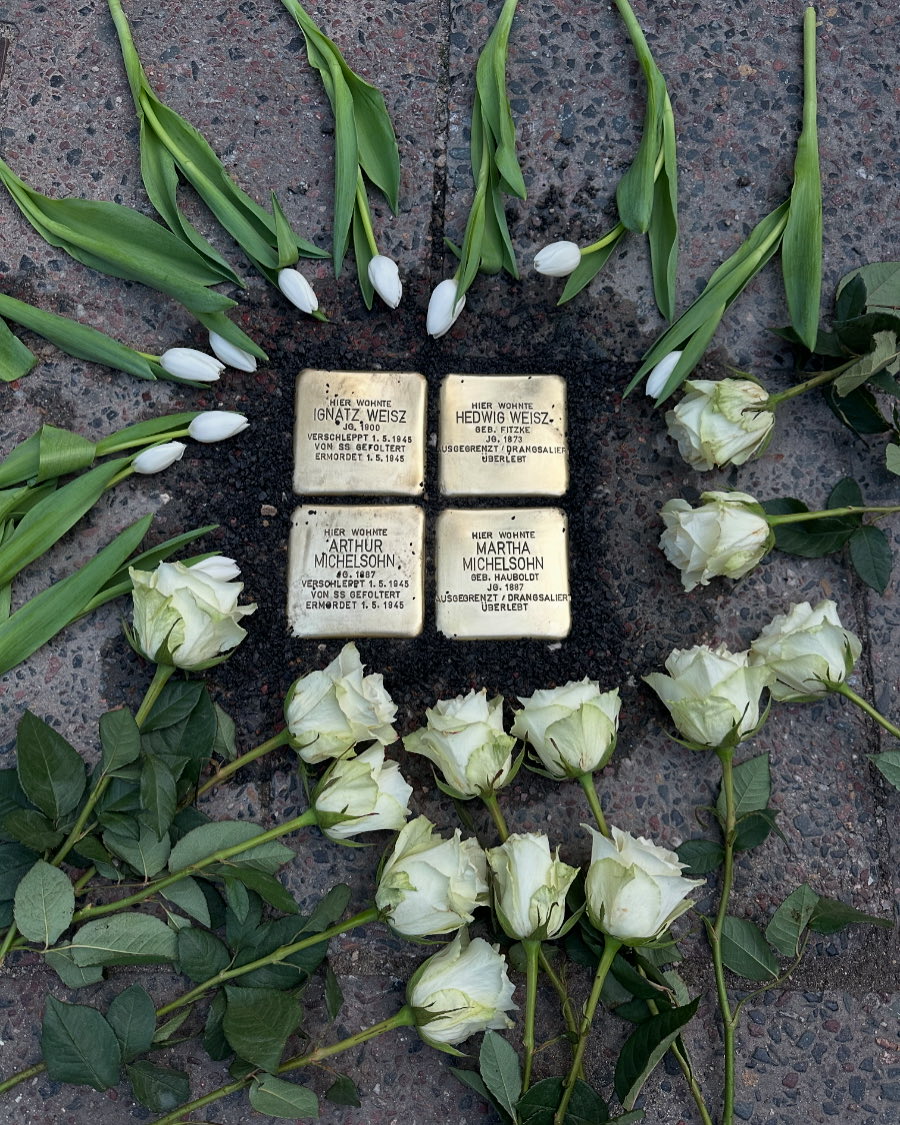Heute durfte ich mit der Courage-AG des Andreas Gymnasiums Stolpersteine für Martha und Arthur Michelsohn &amp; Hedwig und Ignatz Weisz verlegen. Danke an die Schüler*innen für das Engagement. #xhain #niewieder