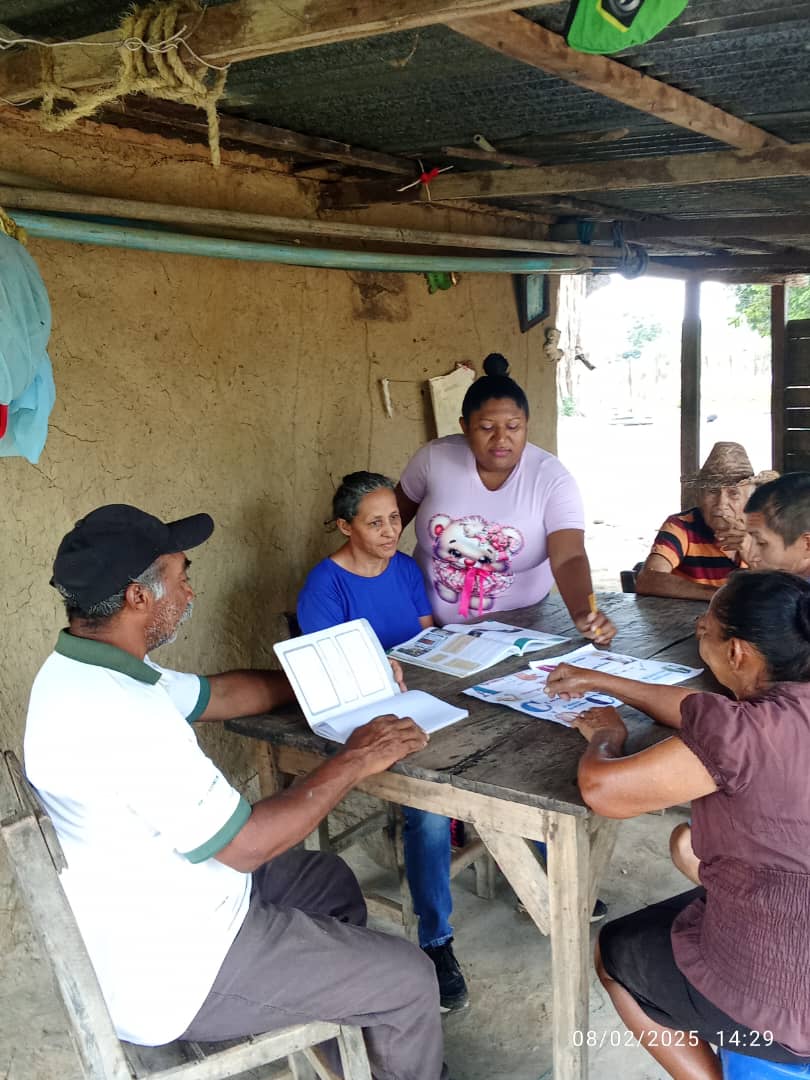 #Hoy|| Misión Robinson Activo desde la Comunidad  Banquitos Ambiente  Herencia del Comandante,  Facilitadora Eglis  Alfonzo, Actividad  Aprendiendo las Vocales y Consonante .
<a href="/NicolasMaduro/">Nicolás Maduro</a> 
<a href="/HectoRodriguez/">Héctor Rodríguez C.</a> 
<a href="/Sociabolivarian/">Lilian Oropeza</a> 
<a href="/MisinRobinsonP2/">Misión Robinson</a> 
<a href="/guarico_mision/">Misión Robinson_Guarico</a>