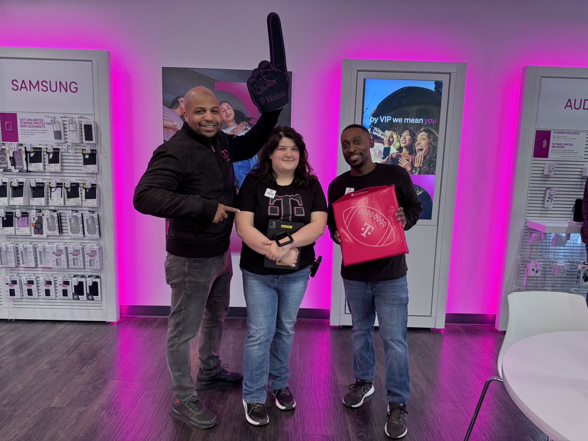 kingceelo's tweet image. Magenta Peeps! Say hello to #GrindNation - Memphis Districts newly certified Mobile Expert out of our Collierville store. Congrats Rachelle and looking forward to you seriously serving our customers. 

#thecrown #grindnation  @SellPhones4