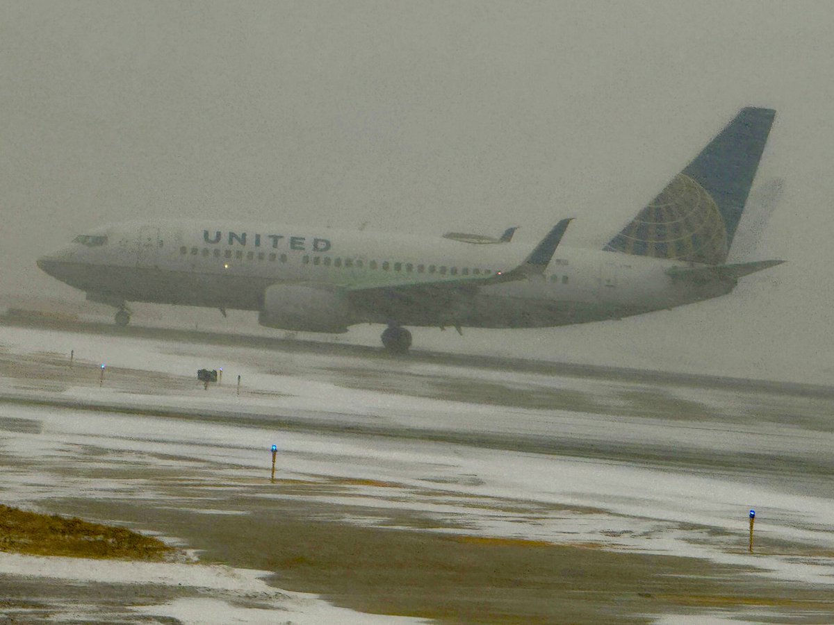FiveValues's tweet photo. Through rain, snow, and storms, United keeps safety at the forefront. #FlyUnited #SafetyFirst
@united https://t.co/n2lFcqQ3av