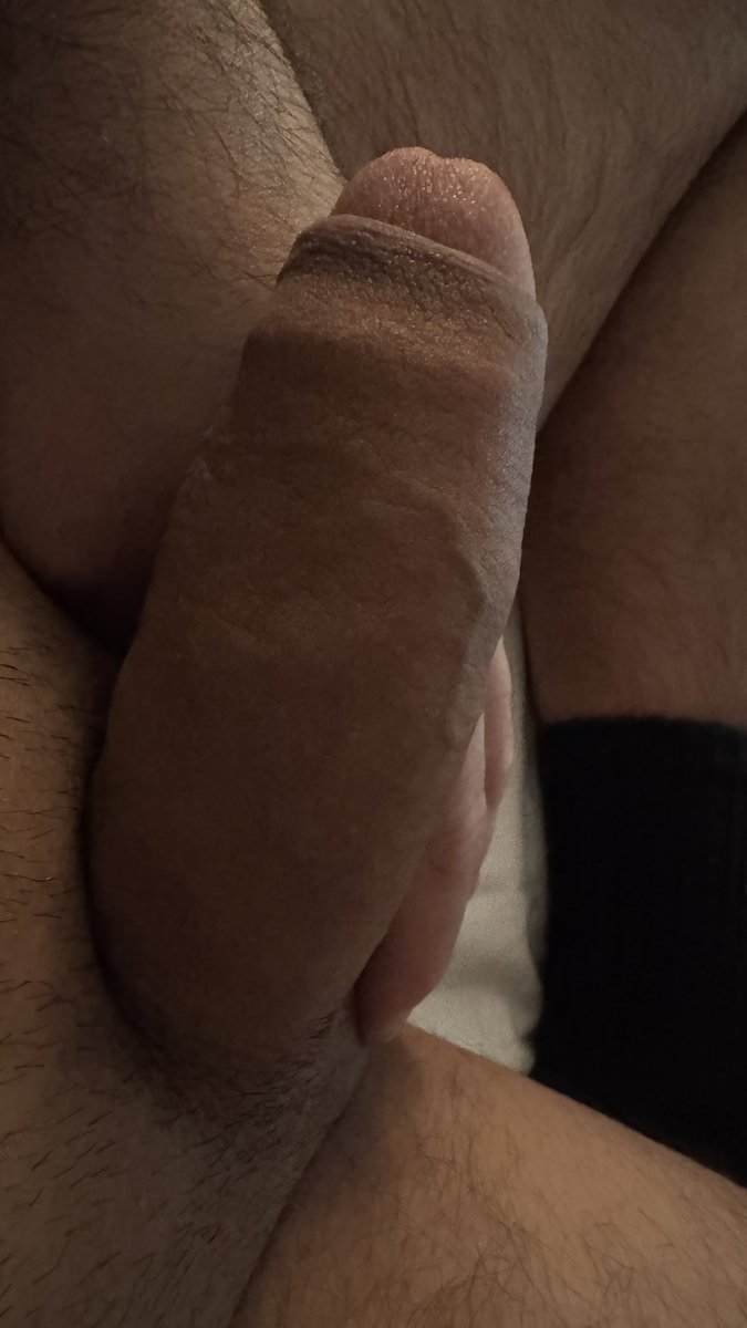 Wer macht ihn groß? Alleine im Hotel 🤔
#bulge18cm #hotelsex #gaykoeln #gayköln