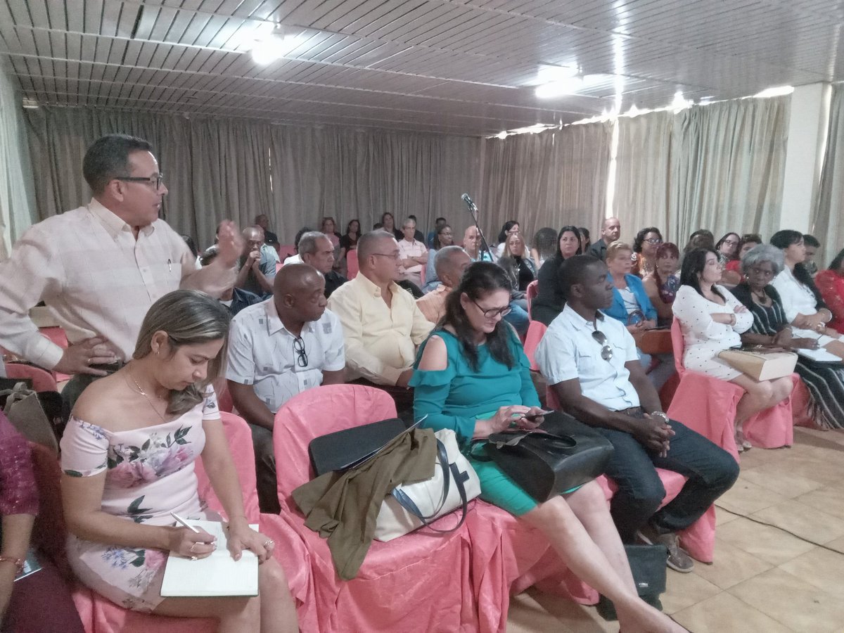 Emcomed1's tweet photo. Intervenciones enriquecedoras de nuestros Directores de UEB, Directores funcionales y algunos de los especialistas, encaminadas a posibles soluciones para potenciar el avance de #EMCOMED durante el 2025. 
#Cuba https://t.co/eJIspvmul4