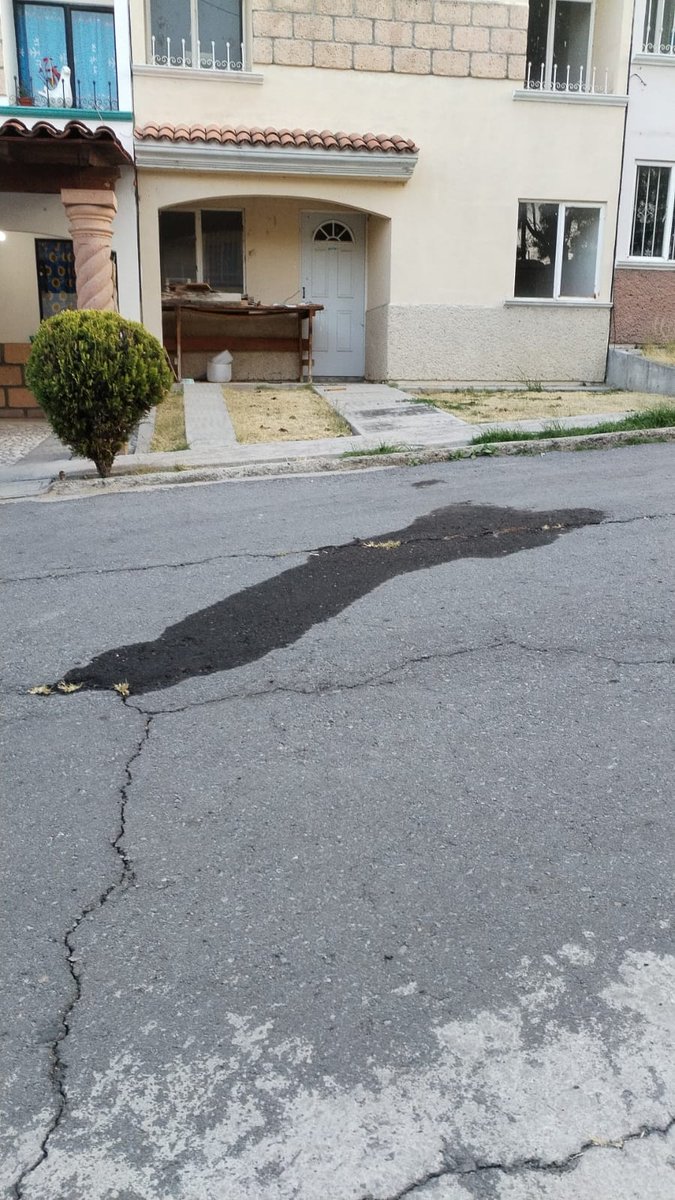 maciasm1's tweet photo. @AguadePuebla Buenas tardes pueden hacer el favor de ir a verificar esta par de fugas qué están en la calle violeta a la altura del No 16 en la colonia jardines del sur. C. P.72495 https://t.co/yEeOY4NAHm