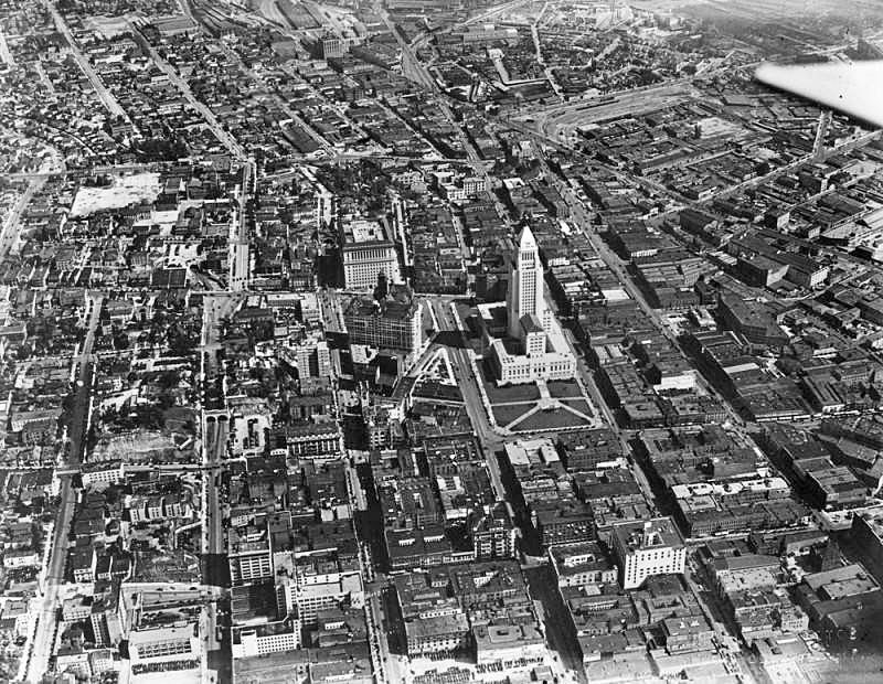 laplphotos's tweet image. [1930] Aerial view of downtown, showing City Hall. (Security Pacific National Bank Collection) buff.ly/4hxpjVP
