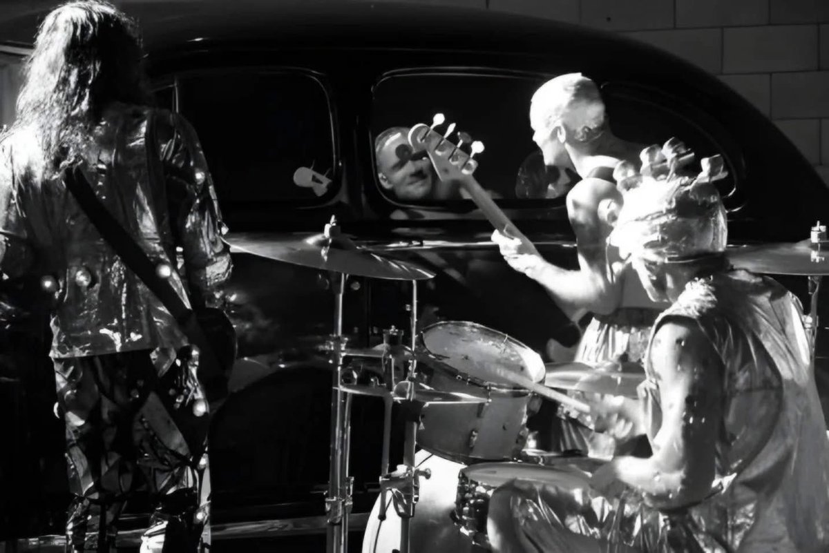 RHCP Netherlands tweet media