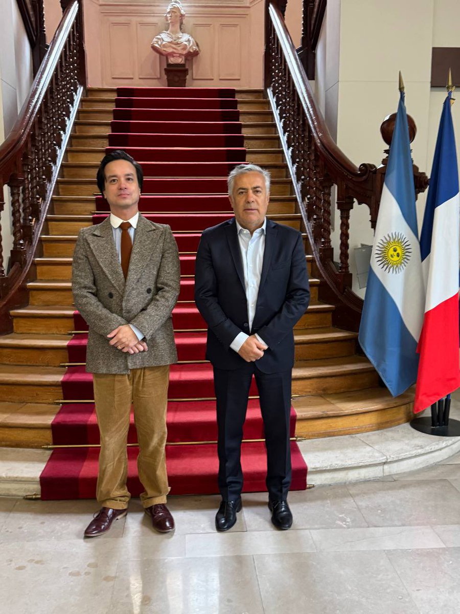 Durante nuestra misión en Europa, visitamos el Instituto Nacional de Servicios Públicos en París, una institución clave en la formación de funcionarios y en el desarrollo de programas de gestión de crisis, desarrollo urbano y liderazgo en la administración pública.

En el