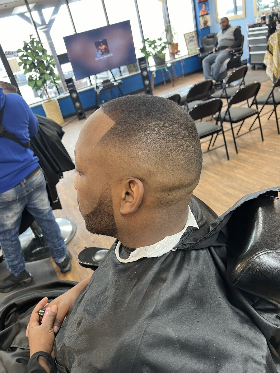 kenny__rain's tweet photo. @AndisCompany it’s me again… just trying to get some ambassador love for being one of the baddest barbers in the world! My niche is fast fading and clipper accuracy! Using mostly corded clippers… I performed this haircut with a new logo corded andis master and t outliner! https://t.co/XHxISCl8c3