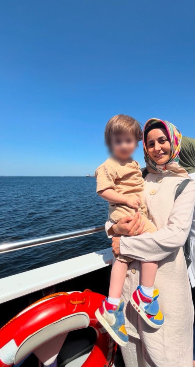 Çocuğunu doktora götüren Mervane Albayrak, yaka paça tutuklanıyor.

Neymiş? Kaçacakmış…
Suçu neymiş? Kendi banka hesabına para yatırmış. Kuruluş ilkelerine uygun sendikaya üye olmuş.

Azılı suçluyu yakalayan <a href="/adalet_bakanlik/">T.C. Adalet Bakanlığı</a> huzur içinde…

MuazAnnesini Bekliyor