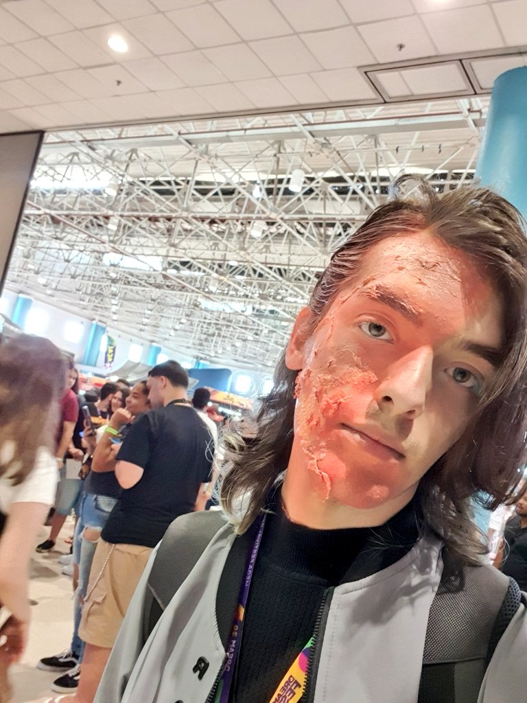 Viigenere's tweet image. Que SAUDADE do meu cosplay de Kaiser... fiz ele na Dreamfest de 2023 e que trabaiera que deu essa make em KKKKKK #DesafioParanormal 

Obs.: a foto com a Temari é a única que tenho de corpo todo 😭