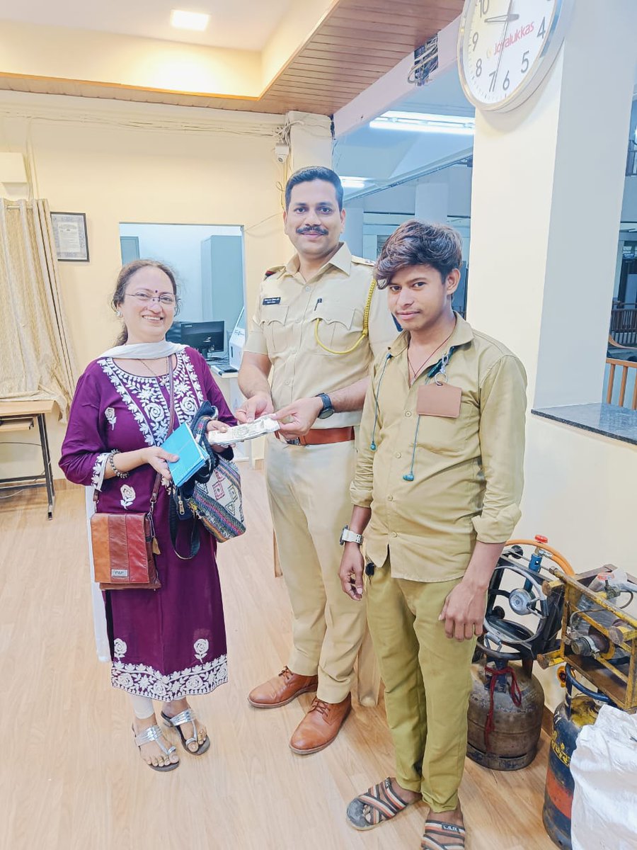 AnujMane147's tweet photo. Misplaced fortunes turned miracle! My Aunty Smita accidentally left behind a bag with ₹28,500 cash in a rickshaw after a plant nursery spree in Borivali. Read the comments to follow the story ahead @CPMumbaiPolice https://t.co/wg3b9j1XwO