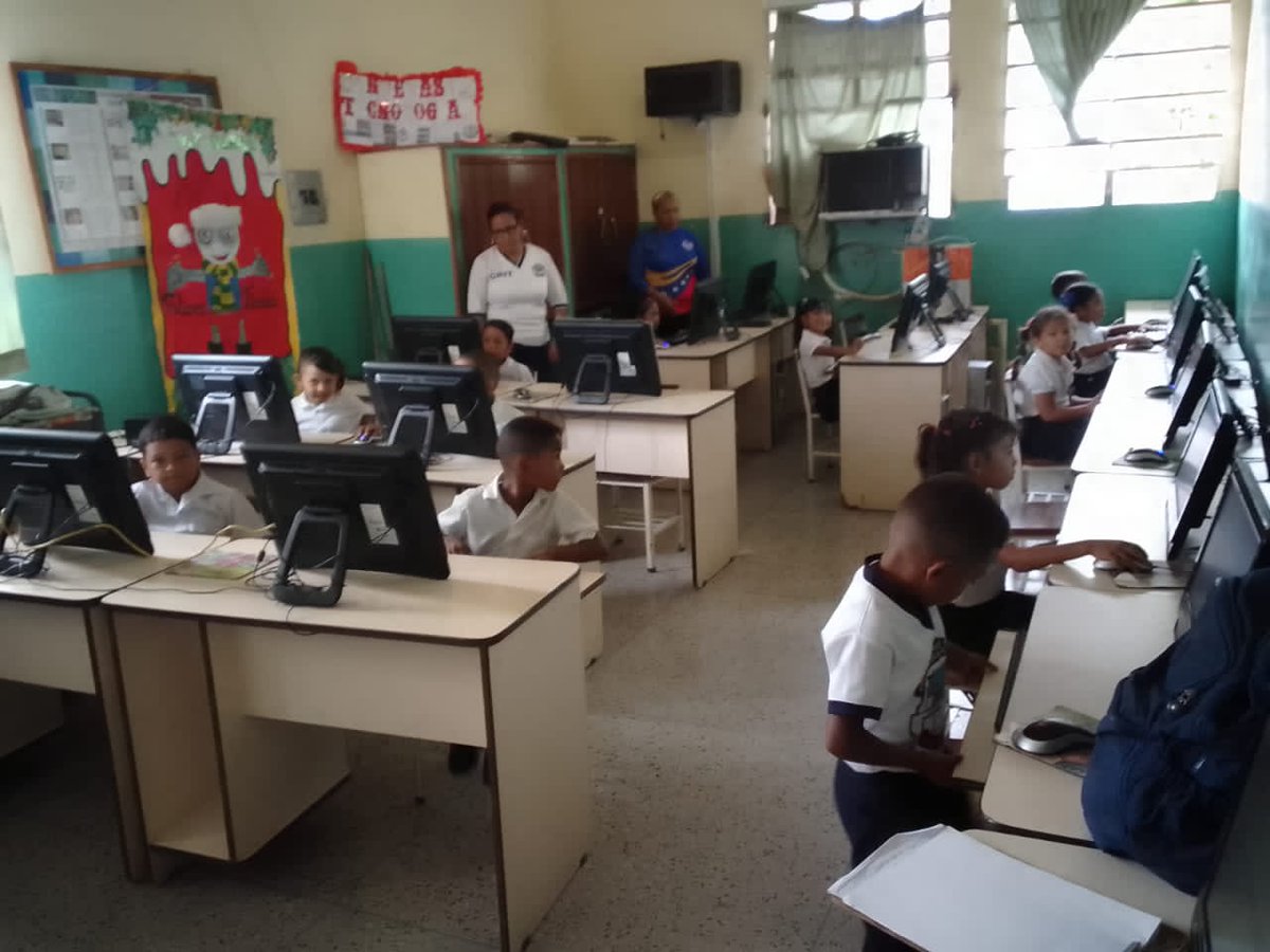 FundabitB's tweet photo. #12Feb | Atencion Escolar desde el CBIT del CEN Estado Mérida a los estudiantes de 1er grado sección "A" sobre las diferentes profesiones que existen actualmente con muestras de imágenes simbólicas localizadas desde la web.

#SomosFundabit
#Bolívar https://t.co/sfAOmuopsD
