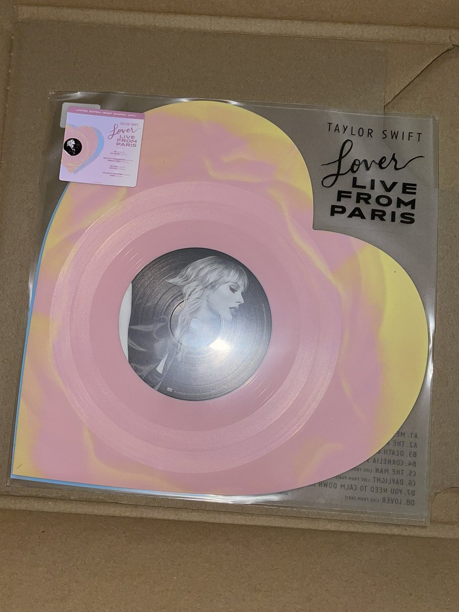 VINYLCORDALERTS's tweet photo. Quand le hype sticker de @screaminghabits rencontre le vinyle du #LLFP de @taylorswift13 🥹💘
Btw, nous allons bientôt lancer les commandes pour les pochettes custom (#TeamAntiPVC ici). Ça sera encore plus beau dessus, j’en suis sûre ✨ https://t.co/4Z4ERsOZ6I