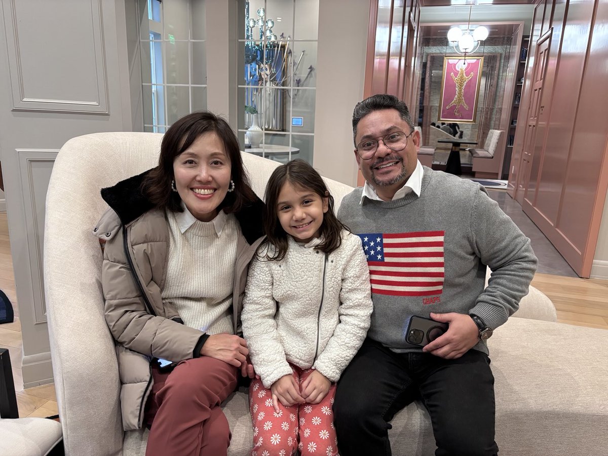 eagertolearnSoo's tweet image. When an admin (Mrs. Kim) shows up for a porch visit for a newcomer family, they are overjoyed with gratitude! They said they feel so loved and supported at Vaughn, their new community away from their home country! #Vaughn kindness ⁦@VaughnElemFISD⁩ @FISD_ESL