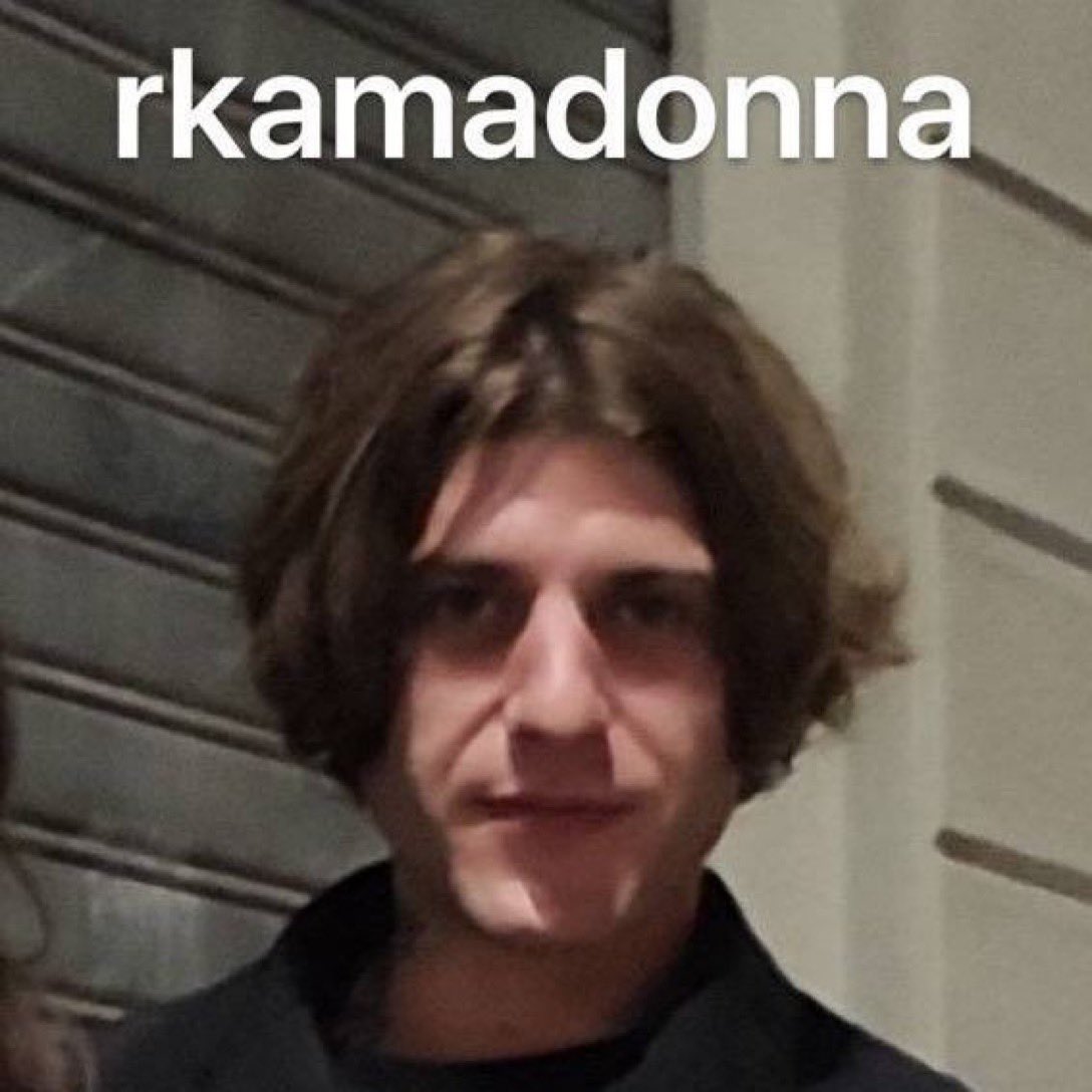 spokemayo's tweet photo. cosa c'era nella testa di Rkomi mentre Malgioglio tentava di leggere il suo nome e si lamentava:

 #Sanremo2025 https://t.co/qaujKUGK3s