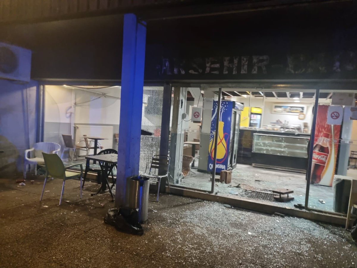 williammaury34's tweet image. #Grenoble ce soir il pourrait s'agir d'une attaque à la #GRENADE dans un bar. 15 #blessés. Certains pensaient que le parallèle avec le Mexique était trop fort il y a quelques semaines. Ce soir ces bien-pensants disent quoi 
? 👨‍🚒👮🏻‍♂️
 @VilledeGrenoble @Prefet38 @alliancepolice