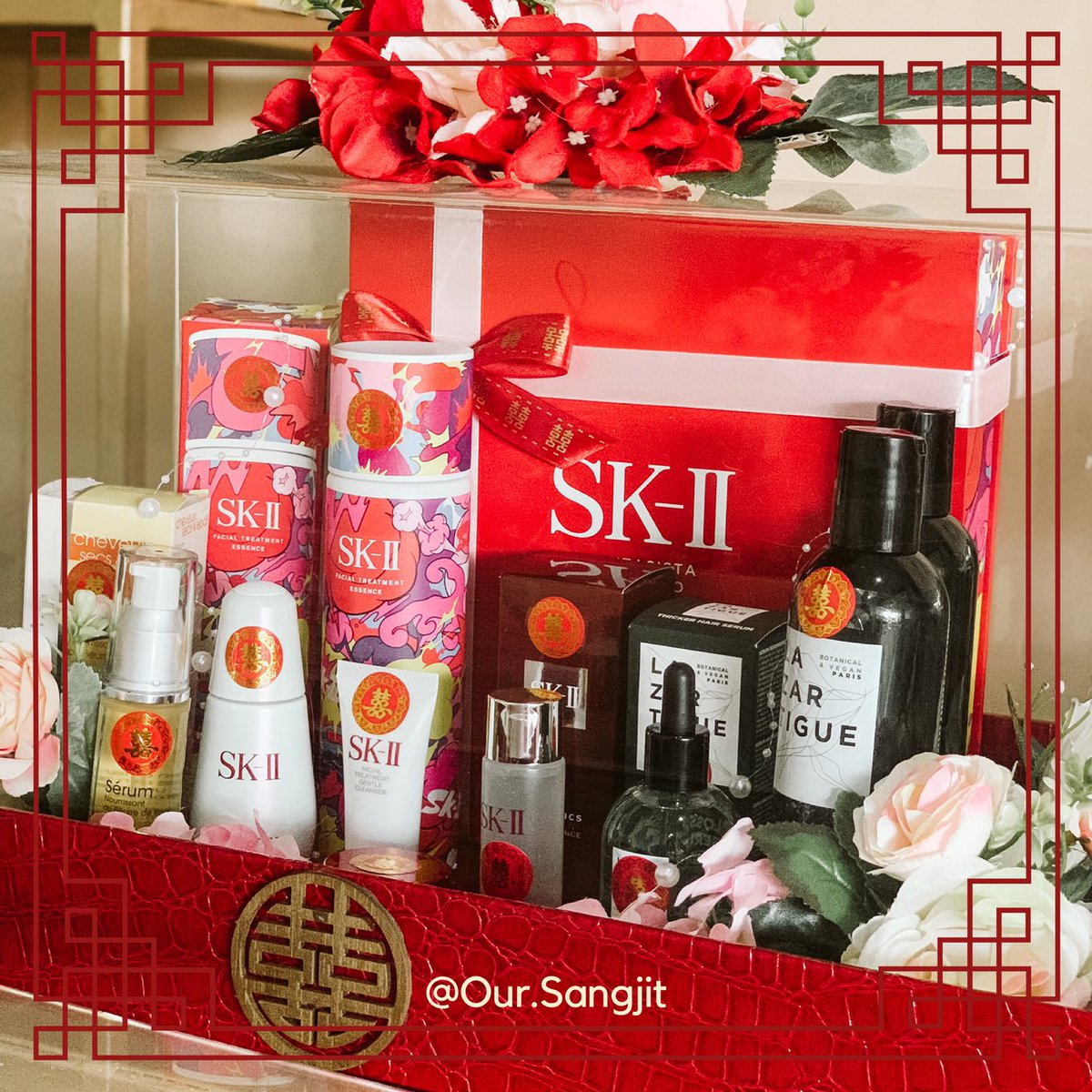 xshufflepuff's tweet image. ⠀
Mayden yang mendapatkan kesempatan lebih dulu kini melangkah menuju ke arah main stage, perlahan namun pasti dan penuh kehati-hatian. Gadis itu tersenyum, menyapa salah satu perwakilan keluarga mempelai perempuan dan menyerahkan baki seserahannya.
⠀